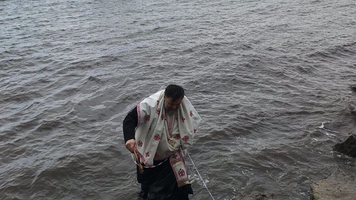 Δεν έπεσε κανείς να πιάσει τον Σταυρό και βούτηξε... ο παπάς