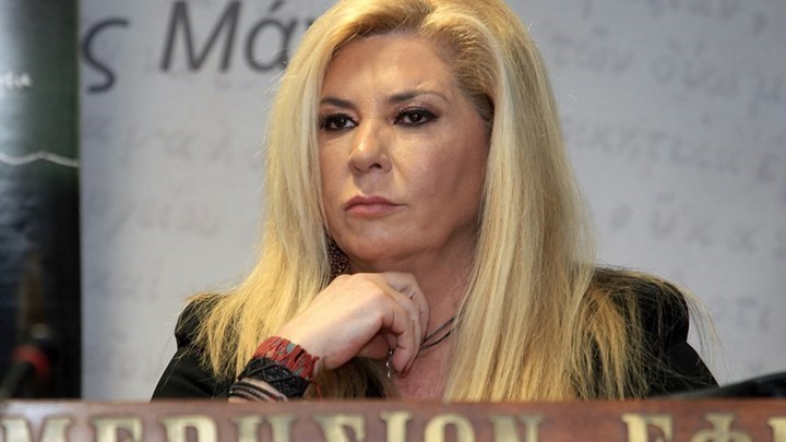 Αγνώριστη η Δήμητρα Λιάνη - Επισκέφθηκε εκκλησία - ΦΩΤΟ