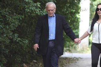 Άκης Τσοχατζόπουλος: Η φωτογραφία από το κρεβάτι του νοσοκομείου