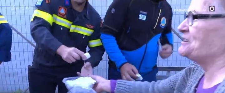 Κέρασαν λουκούμια τους διασώστες οι απεγκλωβισμένοι - ΦΩΤΟ