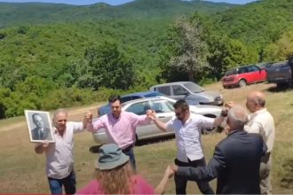 Νοσταλγοί της Χούντας έστησαν τρικούβερτο γλέντι με φωτογραφίες του Παπαδόπουλου