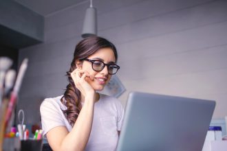 Να, γιατί πρέπει να φοράς αντηλιακό και μέσα στο σπίτι