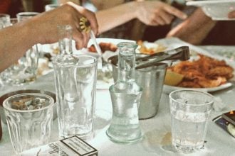 Παραδοσιακό Μεζεδοπωλείο "Πλατεία": Σήμερα η κατάλληλη μέρα για τσίπουρο!