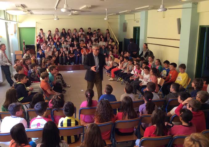 Αίγιο: Μεγάλο το ενδιαφέρον στην ομιλία του Άγγελου Τσιγκρή στο 3ο Δημοτικό Σχολείο