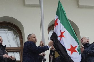 Η σημαία της αντιπολίτευσης υψώθηκε στη συριακή πρεσβεία στη Μόσχα