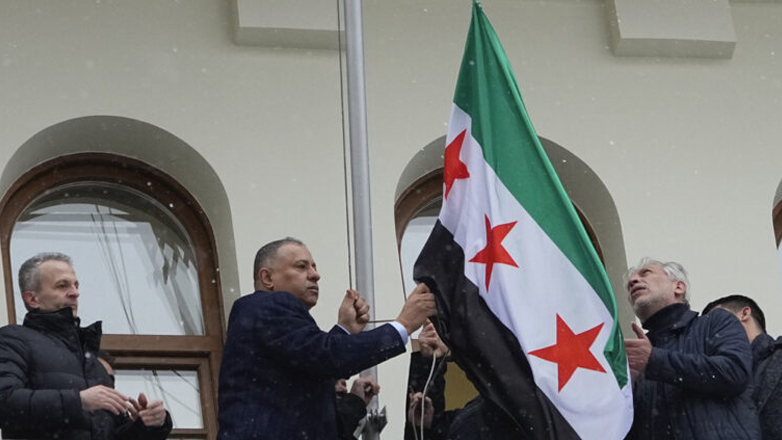 Η σημαία της αντιπολίτευσης υψώθηκε στη συριακή πρεσβεία στη Μόσχα