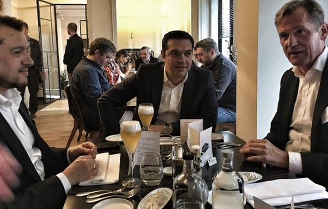 Ο Τσίπρας πίνει μπύρες με τον ισχυρό άνδρα της Bild