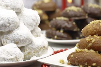 Πόσο παχαίνουν μελομακάρονα και κουραμπιέδες