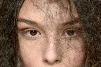 Φριζάρισμα ή στατικός ηλεκτρισμός; Τι συμβαίνει στα μαλλιά σου;