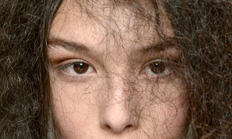 Φριζάρισμα ή στατικός ηλεκτρισμός; Τι συμβαίνει στα μαλλιά σου;