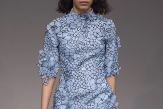 Τo τέλος του ντεκολτέ: Tα φορέματα φέτος «δεν μας αφήνουν να αναπνεύσουμε»...κυριολεκτικά!