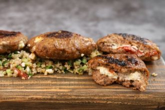 Γεμιστά μπιφτέκια με ντομάτα και φέτα