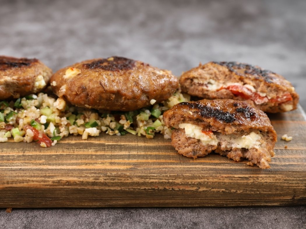 Γεμιστά μπιφτέκια με ντομάτα και φέτα