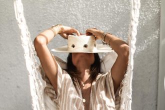 Θες να μην «σπάει» το concealer κάτω από τα μάτια; Δες τι πρέπει να κάνεις