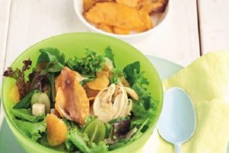 Πράσινη σαλάτα με φινόκιο, πορτοκάλι, σταφύλια και τσιπς κολοκύθας