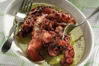 Χταπόδι με φάβα και κοκάρια