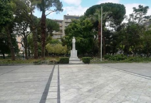 Πάτρα: Ανέβηκε σε δένδρο και επιχείρησε να κρεμαστεί! Αναστάτωση στην πλατεία Όλγας