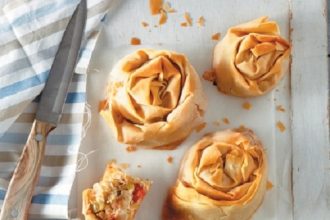 Στριφτόπιτες με γέμιση χωριάτικης σαλάτας