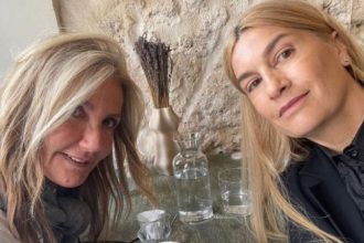 Μαρέβα Μητσοτάκη και Σέβη Βολουδάκη για χαλαρό καφεδάκι στα Χανιά