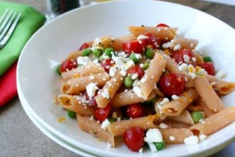 Μακαρονοσαλάτα με αρακά και ντοματίνια