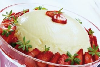 Μους γιαουρτιού με φράουλες