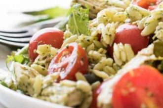 Κοτόπουλο με κριθαράκι, σαλάτα