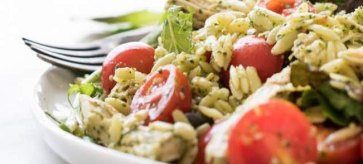 Κοτόπουλο με κριθαράκι, σαλάτα