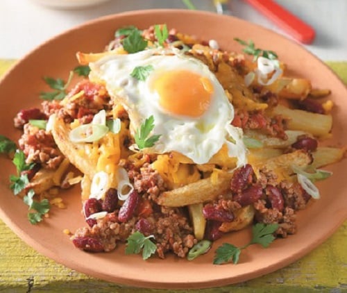 Μεξικάνικες πατάτες με μπίρα, τσίλι κον κάρνε και τηγανητό αβγό