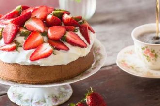 Aφράτο κέικ με φράουλες: Το τέλειο συνοδευτικό για τον καφέ!