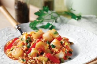 Πλιγούρι με πράσα και κόκκινες πιπεριές