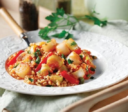 Πλιγούρι με πράσα και κόκκινες πιπεριές