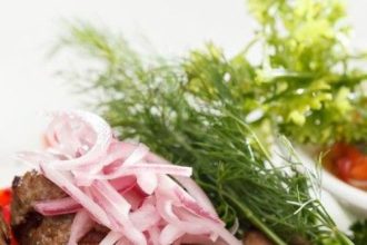 Αφράτα κεμπάπ με πρόβειο γιαούρτι και ανθόμελο