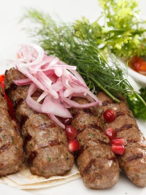 Αφράτα κεμπάπ με πρόβειο γιαούρτι και ανθόμελο