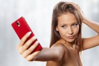 "Καμπανάκι" δερματολόγων - Οι selfie προκαλούν ρυτίδες