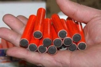 Πώς θα προστατεύσουμε το παιδί από βεγγαλικά και κροτίδες