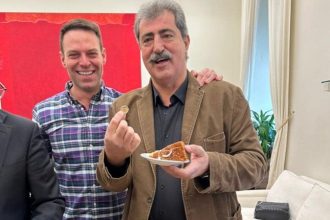 Ο Παύλος Πολάκης κέρδισε το φλουρί στη βασιλόπιτα του ΣΥΡΙΖΑ
