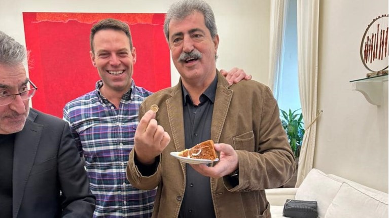 Ο Παύλος Πολάκης κέρδισε το φλουρί στη βασιλόπιτα του ΣΥΡΙΖΑ