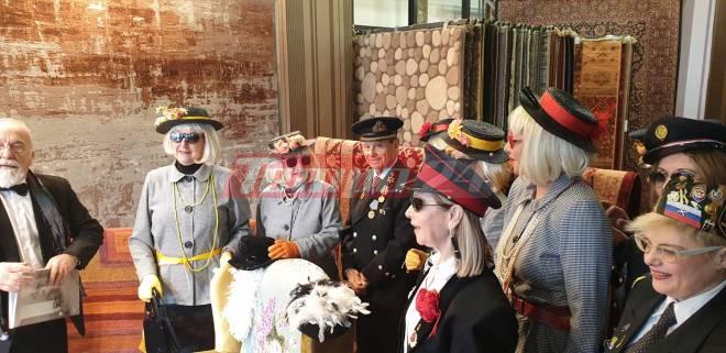 Οι "Στρατηγοί του Καρναβαλιού" και ο ...Ρώσος πρέσβης τρέλαναν την Πάτρα! ΦΩΤΟ