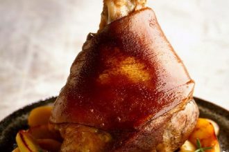 Χοιρινό κότσι με πατάτες στη λαδόκολλα