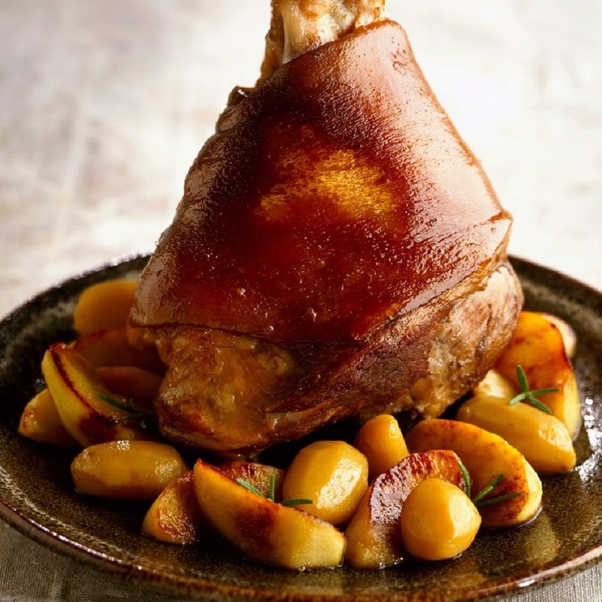 Χοιρινό κότσι με πατάτες στη λαδόκολλα