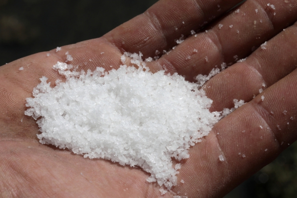 Πώς να καταλάβετε αν ένα συσκευασμένο τρόφιμο έχει πολύ αλάτι