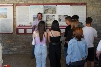 "Σκέψου σαν Φιλόσοφος": Με την συμμετοχή 70 μαθητών στο Μυκηναϊκό νεκροταφείο Βούντενης