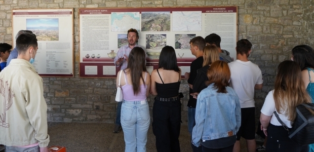 "Σκέψου σαν Φιλόσοφος": Με την συμμετοχή 70 μαθητών στο Μυκηναϊκό νεκροταφείο Βούντενης