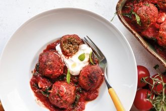 Κεφτεδάκια μελιτζάνας με ξιδάτη σάλτσα ντομάτας