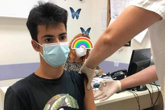 Πάτρα: Εμβολιάστηκε ο γιος του βουλευτή Ιάσονα Φωτήλα