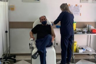Στο Κέντρο Υγείας Χαλανδρίτσας για εμβολιασμό ο Απόστολος Κατσιφάρας