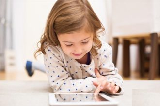 Πόσο ασφαλές είναι πραγματικά το κινητό τηλέφωνο ενός παιδιού;