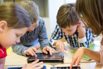 Η συχνή χρήση οθονών από τους μαθητές επηρεάζει αρνητικά τις σχολικές επιδόσεις τους