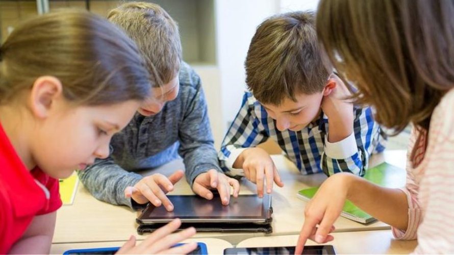 Η συχνή χρήση οθονών από τους μαθητές επηρεάζει αρνητικά τις σχολικές επιδόσεις τους