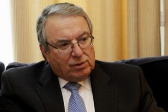 Μπαμπινιώτης: Πατήρ, πατέρας ή πάτερ; – Η σωστή κλίση του ουσιαστικού